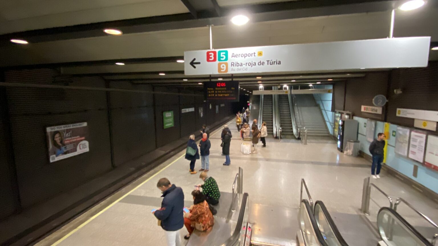 バレンシア空港（VLC) Vueling航空 チェックイン/ラウンジの様子/スペイン旅行 『Travel & Live Abroad